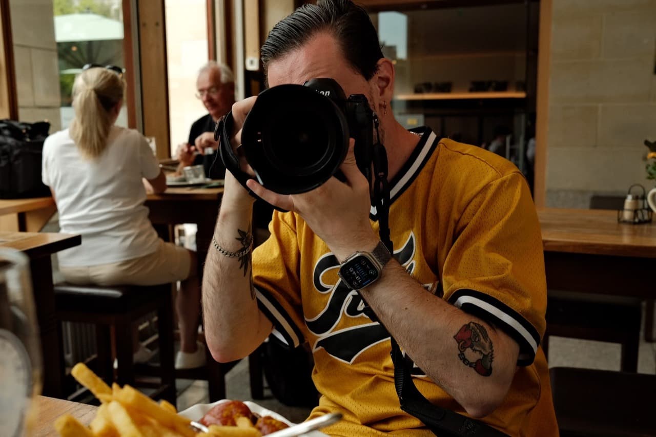Rick van der Vlies met zijn camera, fotograaf bij Origithing Photography