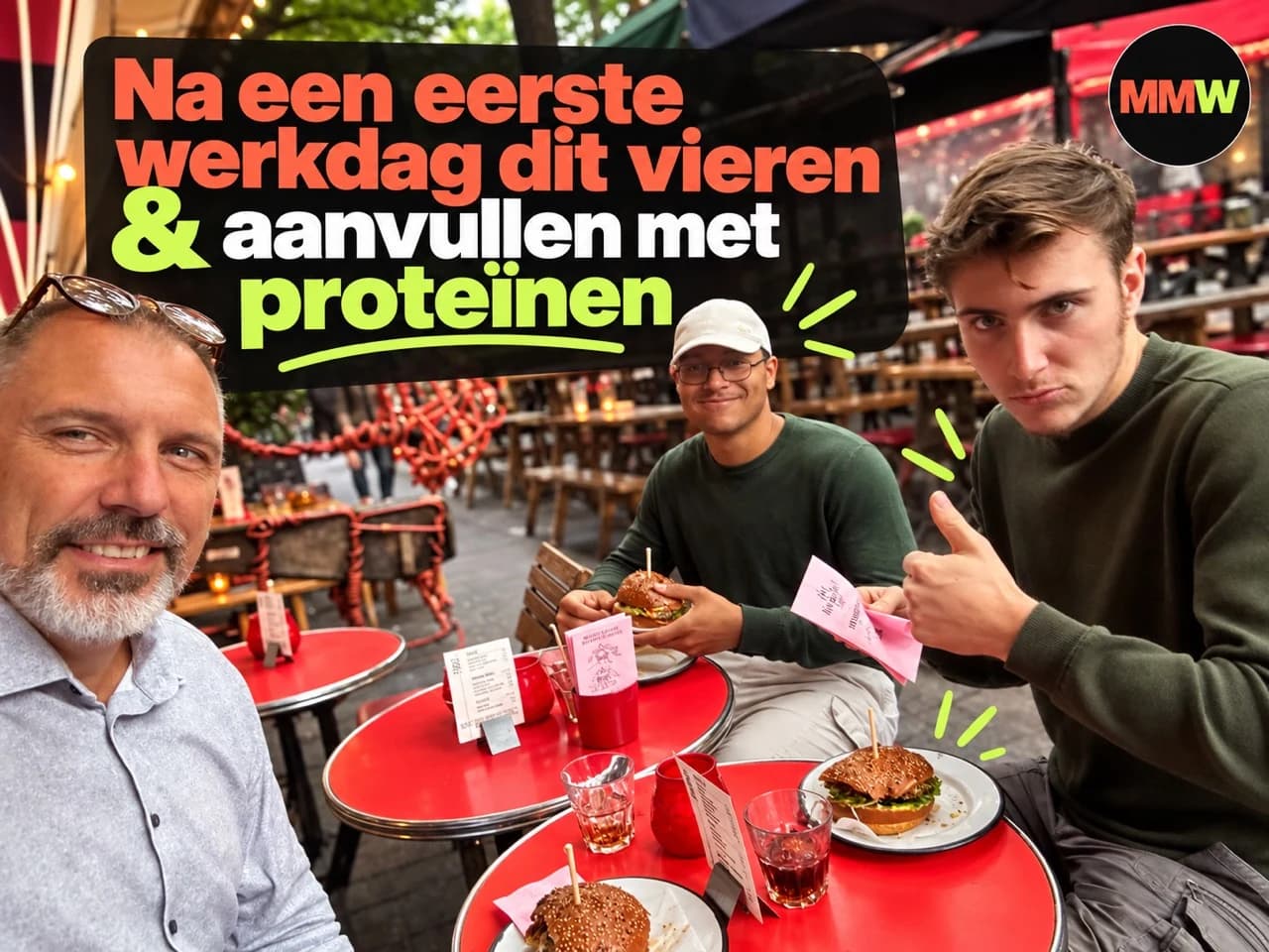 Drie personen aan een buitentafel met hamburgers. Op de foto staat: Na een eerste werkdag dit vieren en aanvullen met proteïnen.
